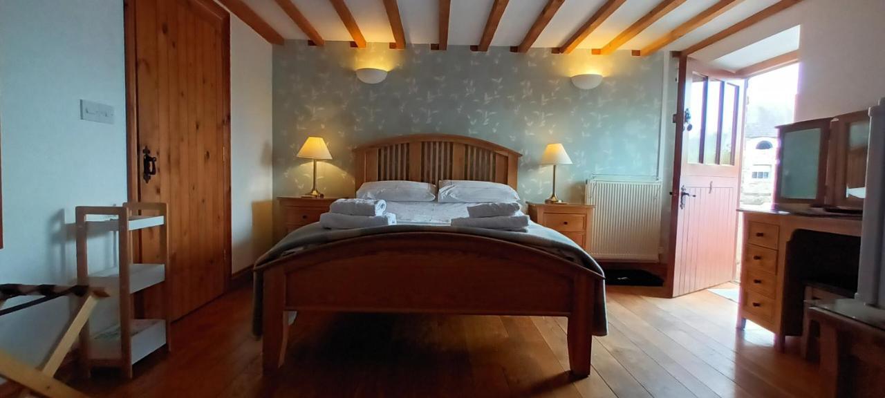 Henllys Estate B And B แลนโดเวรี ภายนอก รูปภาพ