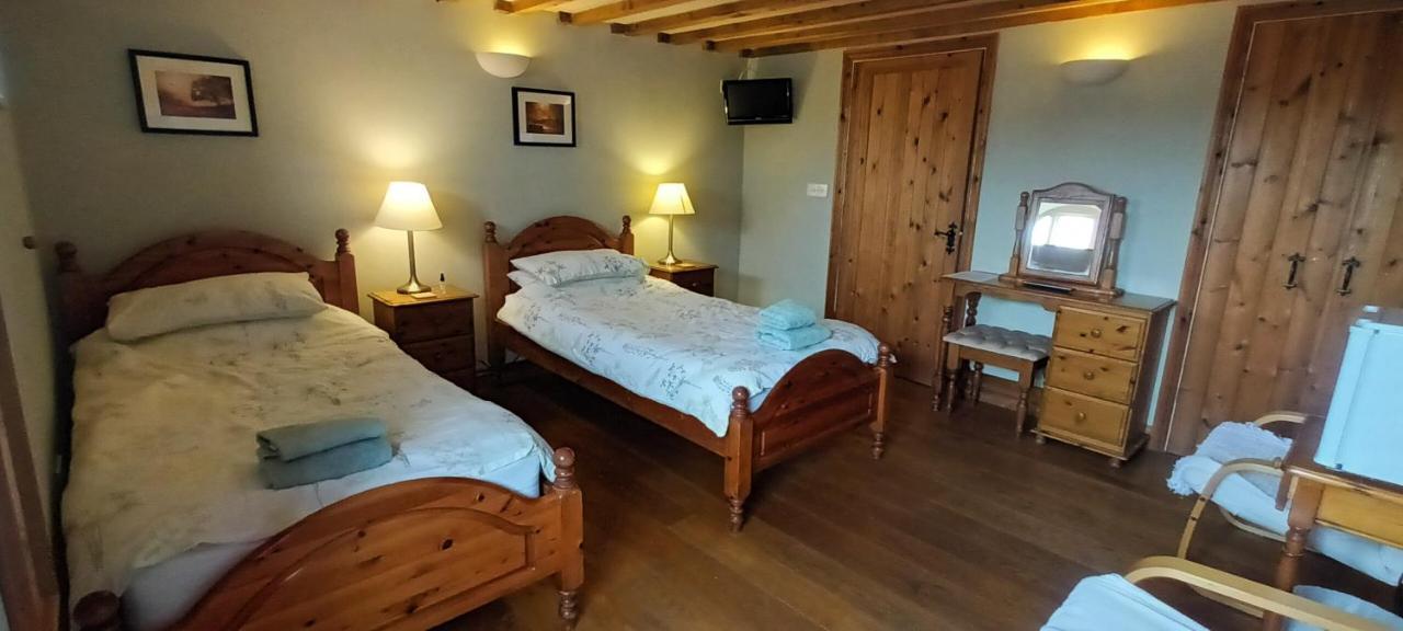 Henllys Estate B And B แลนโดเวรี ภายนอก รูปภาพ