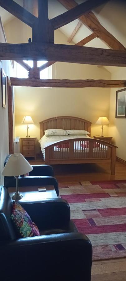Henllys Estate B And B แลนโดเวรี ภายนอก รูปภาพ